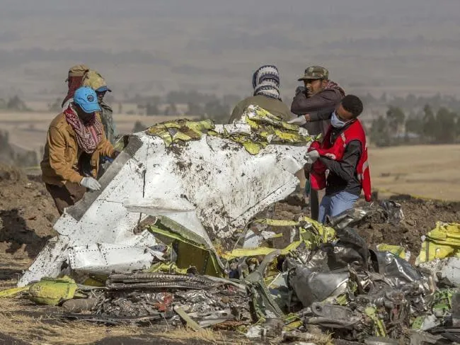 Hiện trường tai nạn chiếc Boeing 737 MAX 8 rơi ở Ethiopia sáng 10-3. Ảnh: REUTERS