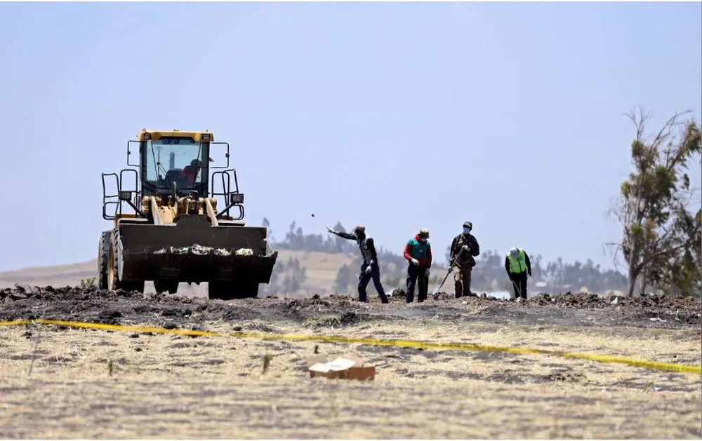 Hiện trường tai nạn chiếc Boeing 737 MAX 8 ở Ethiopia. Ảnh: REUTERS