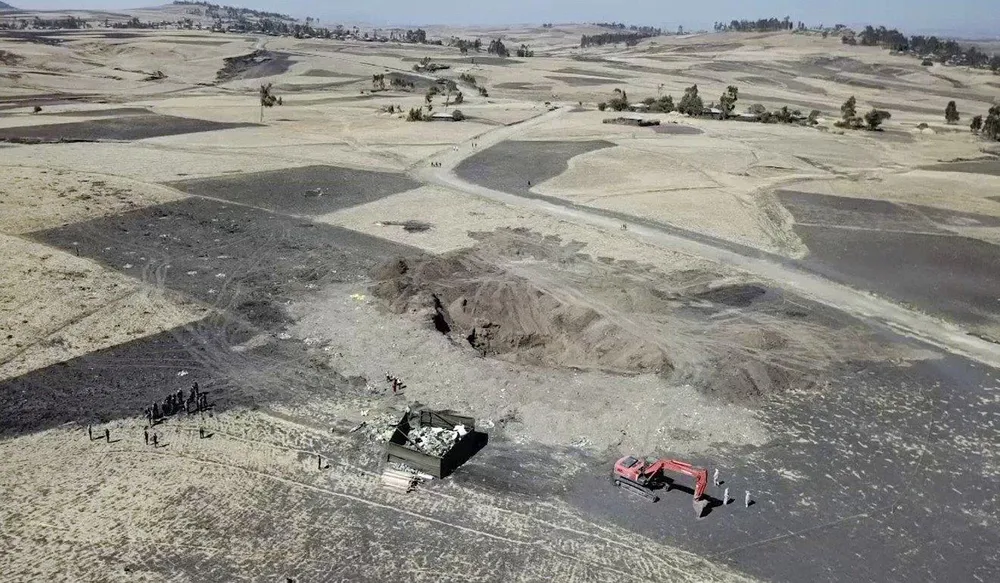 Công tác tái thiết tại hiện trường tai nạn Boeing 737 MAX 8 ở Ethiopia. Ảnh: AP