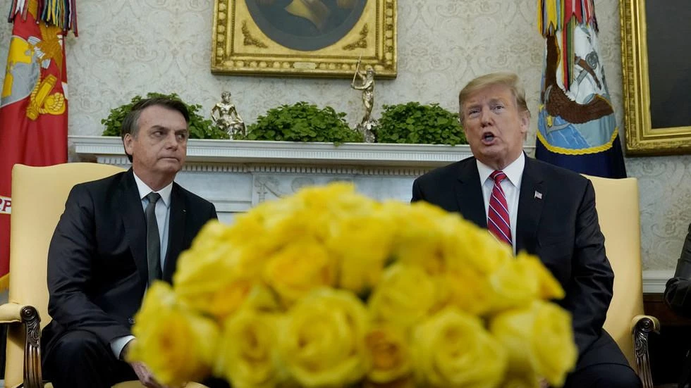Tổng thống Mỹ Donald Trump (phải) chào đón Tổng thống Brazil Jair Bolsonaro (trái) đến thăm Nhà Trắng ngày 19-3. Ảnh: REUTERS