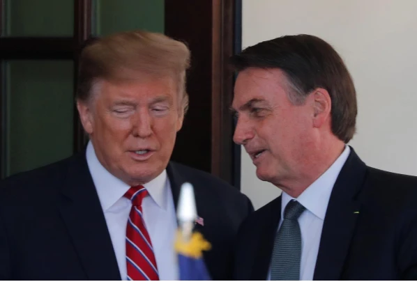 Tổng thống Mỹ Donald Trump (trái) chào đón Tổng thống Brazil Jair Bolsonaro (phải) đến thăm Nhà Trắng ngày 19-3. Ảnh: REUTERS