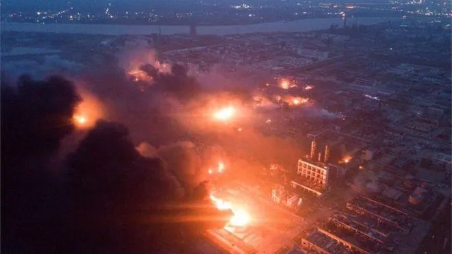 Có đến 8 điểm cháy lớn tại nhà máy, trong đó có 3 thùng hóa chất lớn. Ảnh: REUTERS