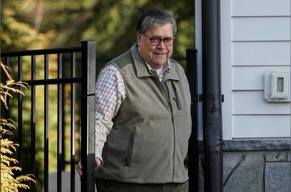 Bộ trưởng Tư pháp Mỹ William Barr rời nhà ở bang Virginia đến trụ sở Bộ Tư pháp Mỹ ở thủ đô Washington (Mỹ) ngày 243. Ảnh: REUTERS