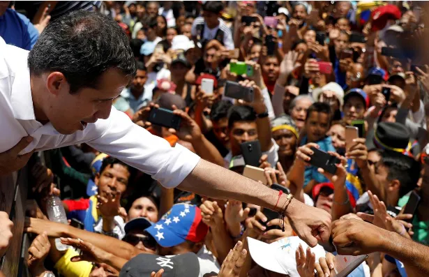 Ông Juan Guaido - lãnh đạo đối lập, tổng thống tự xưng của Venezuela gặp người ủng hộ ở El Tigre (Venezuela) ngày 22-3. Ảnh: REUTERS