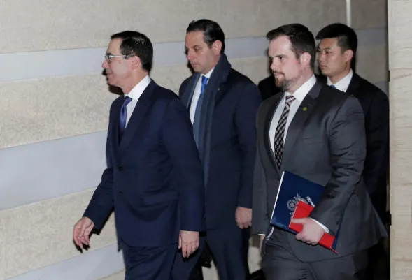 Bộ trưởng Tài chính Mỹ Steven Mnuchin và các thành viên phái đoàn đàm phán Mỹ tại Bắc Kinh (Trung Quốc) ngày 28-3. Ảnh: REUTERS