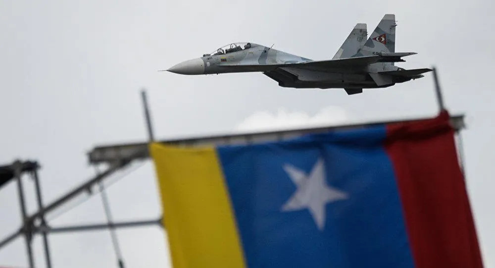 Máy bay chiến đấu đa chức năng Su-30MKV của Nga bay trong một lễ diễu binh của Venezuela, ngày 5-7-2017. Ảnh: AFP