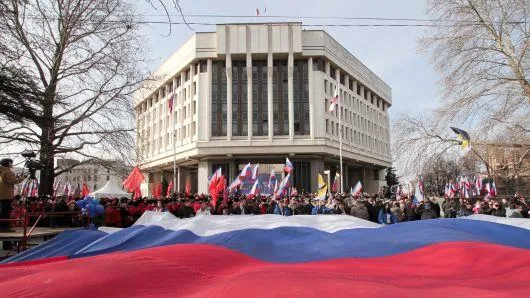 Người dân Crimea trong lễ kỷ niệm 5 năm bán đảo này được sáp nhập vào Nga, tại TP Simferopol ngày 15-3. Ảnh: AFP
