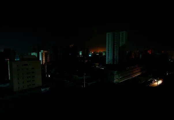 TP Maracaibo (Venezuela) tối tăm trong cảnh mất điện, tối 31-3. Ảnh: REUTERS