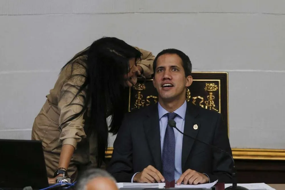 Chủ tịch Quốc hội Juan Guaido (phải) trao đổi với nữ nghị sĩ Delsa Dolorzano trong phiên họp Quốc hội ngày 2-4. Ảnh: AP