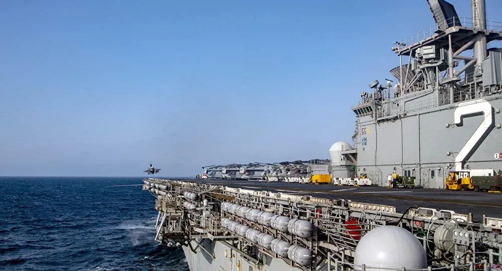 Một chiếc F-35B cất cánh từ tàu đổ bộ tấn công USS Wasp. Ảnh: AP