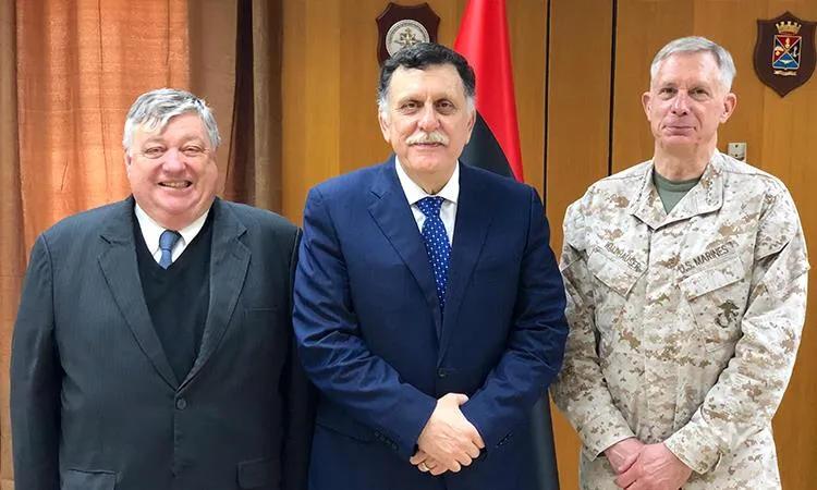 Tướng Thủy quân lục chiến, Tư lệnh AFRICOM Thomas Waldhauser (phải) và Đại sứ Mỹ tại Libya Peter Bodde (trái) trong một lần gặp Thủ tướng Libya Fayez al-Sarraj (giữa). Ảnh: ĐẠI SỨ QUÁN MỸ TẠI LIBYA
