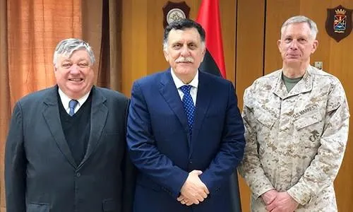 Tướng Thủy quân lục chiến, Tư lệnh AFRICOM Thomas Waldhauser (phải) và Đại sứ Mỹ tại Libya Peter Bodde (trái) trong một lần gặp Thủ tướng Libya Fayez al-Sarraj (giữa). Ảnh: ĐẠI SỨ QUÁN MỸ TẠI LIBYA