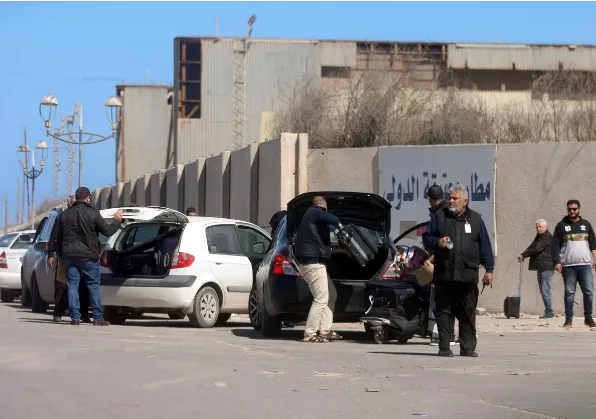 Người dân sơ tán khỏi sân bay quốc tế Mitaga sau khi sân bay này bị đóng cửa vì phe LNA đánh bom. Ảnh: REUTERS