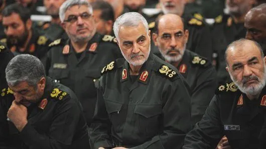 Tư lệnh Quân đoàn Vệ binh Cách mạng Iran (IRGC) Qassem Soleimani (giữa) trong một lần lãnh đạo tối cao Iran Ayatollah Ali Khamenei đến thăm IRGC. Ảnh: GETTY IMAGES