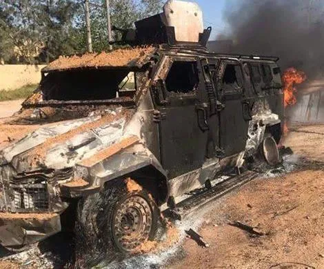 Một chiếc xe quân sự phe LNA của Tướng Haftar trúng không kích của phe chính quyền Tripoli gần khu vực sân bay quốc tế Tripoli. Ảnh: REUTERS