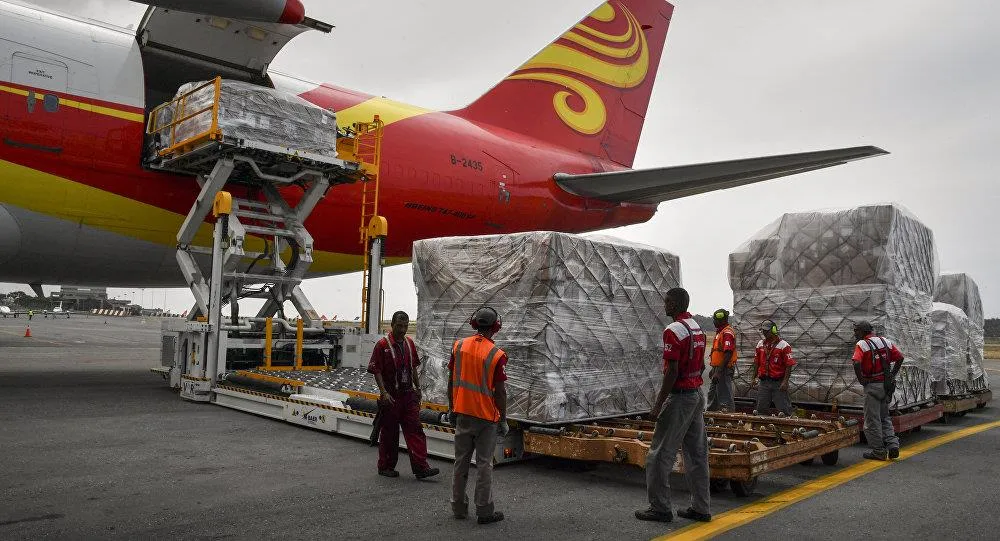 Thuốc men và thiết bị y tế được dỡ xuống từ máy bay Boeing 747 Trung Quốc đưa sang, tại sân bay quốc tế Simon Bolivar (Venezuela) ngày 29-3. Ảnh: AFP