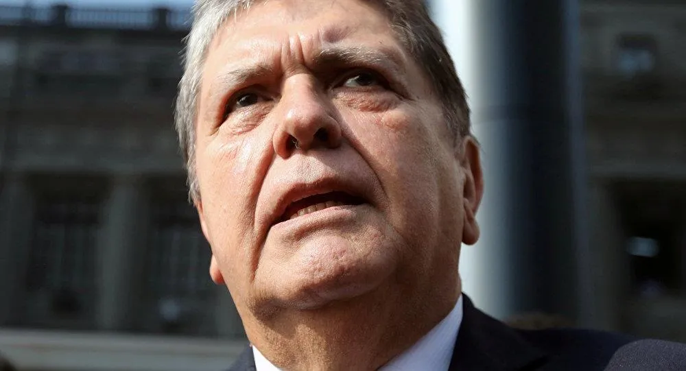 Cựu Tổng thống Peru Alan Gracia tự bắn vào cổ mình khi cảnh sát tới nhà bắt ông vì cáo buộc nhận hối lộ. Ảnh: REUTERS