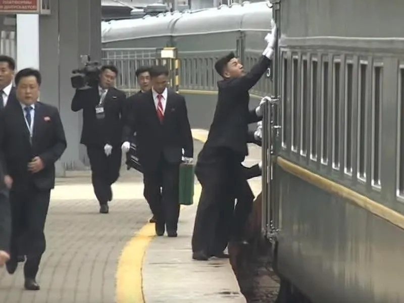 Các vệ sĩ lau chùi cửa tàu nơi ông Kim chuẩn bị bước ra, tại nhà ga TP Vladivostok ở vùng Viễn Đông (Nga) ngày 24-4. Ảnh: RT