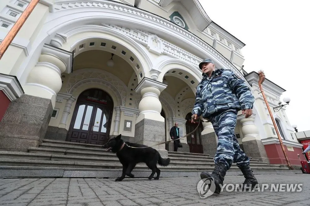Một sĩ quan cảnh sát kiểm tra an ninh tại một nhà ga xe lửa ở TP Vladivostok ở vùng Viễn Đông (Nga) ngày 24-4. Ảnh: YONHAP