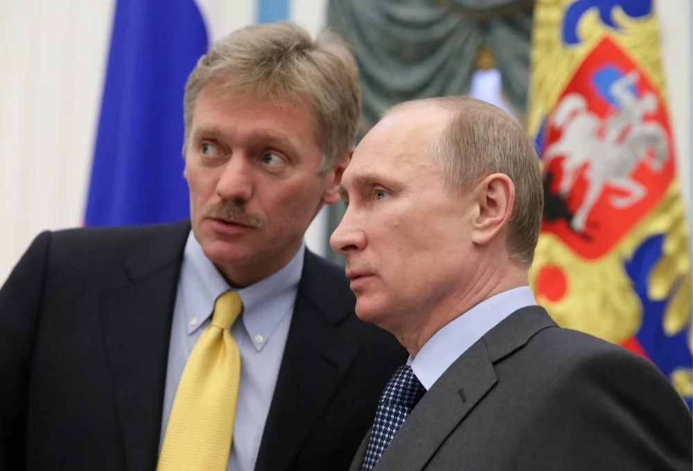 Người phát ngôn Điện Kremlin Dmitry Peskov (trái) và Tổng thống Nga Vladimir Putin. Ảnh: RUSSIA INSIDER