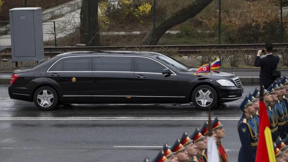 Chiếc limousine của ông Kim Jong-un tại TP Vladivostok ở vùng Viễn Đông (Nga) ngày 26-4. Ảnh: AP