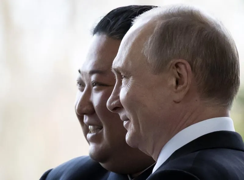 Tổng thống Nga Vladimir Putin (phải) và lãnh đạo Triều Tiên Kim Jong-un gặp nhau ở TP Vladivostok thuộc vùng Viễn Đông (Nga) ngày 25-4. Ảnh: AP