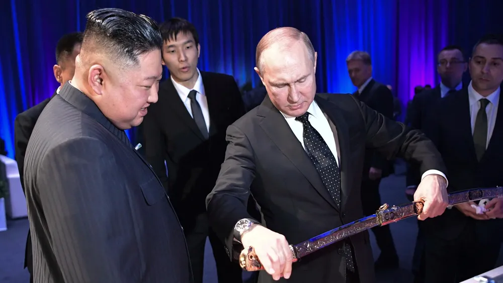 Tổng thống Nga Vladimir Putin và lãnh đạo Triều Tiên Kim Jong-un trao đổi các thanh kiếm nghi lễ làm quà tặng sau cuộc gặp ở TP Vladivostok thuộc vùng Viễn Đông (Nga) ngày 25-4. Ảnh: AP