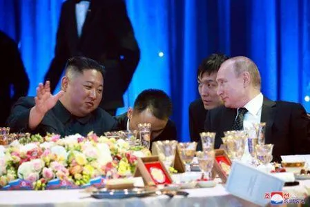 Tổng thống Nga Vladimir Putin (phải) tiếp đón long trọng lãnh đạo Triều Tiên Kim Jong-un ở TP Vladivostok thuộc vùng Viễn Đông (Nga) ngày 25-4. Ảnh: KCNA
