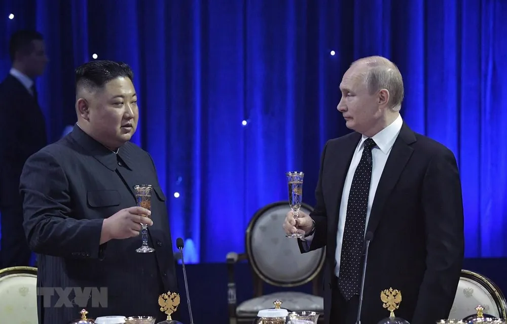 Tổng thống Nga Vladimir Putin (phải) và lãnh đạo Triều Tiên Kim Jong-un trong bữa tiệc chiêu đãi sau hội đàm tại trường Đại học Liên bang Viễn Đông ở đảo Rusky thuộc TP Vladivostok ở vùng Viễn Đông (Nga) ngày 25-4. Ảnh: AFP