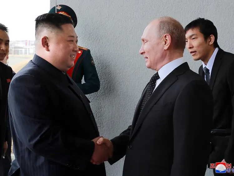 Tổng thống Nga Vladimir Putin (phải) và lãnh đạo Triều Tiên Kim Jong-un gặp nhau tại trường Đại học Liên bang Viễn Đông ở đảo Rusky thuộc TP Vladivostok ở vùng Viễn Đông (Nga) ngày 25-4. Ảnh: GULF NEWS