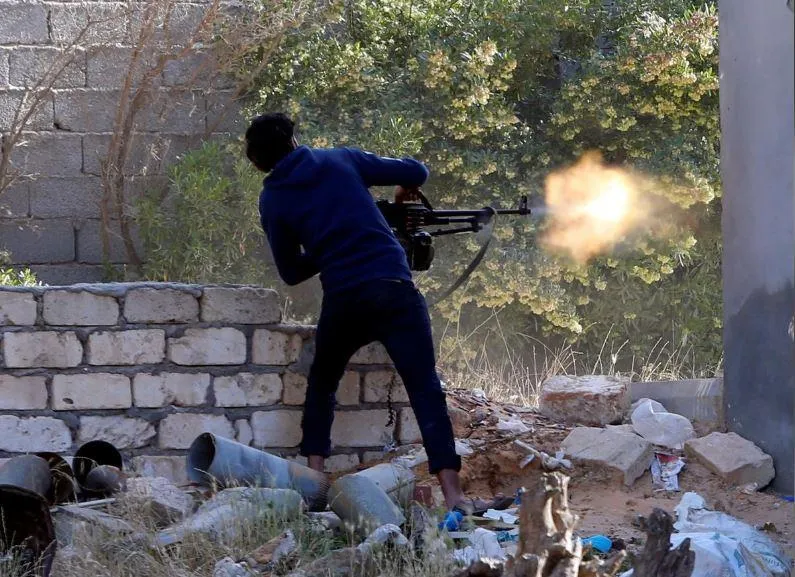 Phe Tripoli trong cuộc giao tranh với phe Benghazi của Tướng Haftar ở vùng Ain Zara ở Tripoli (Libya) ngày 28-4. Ảnh: REUTERS