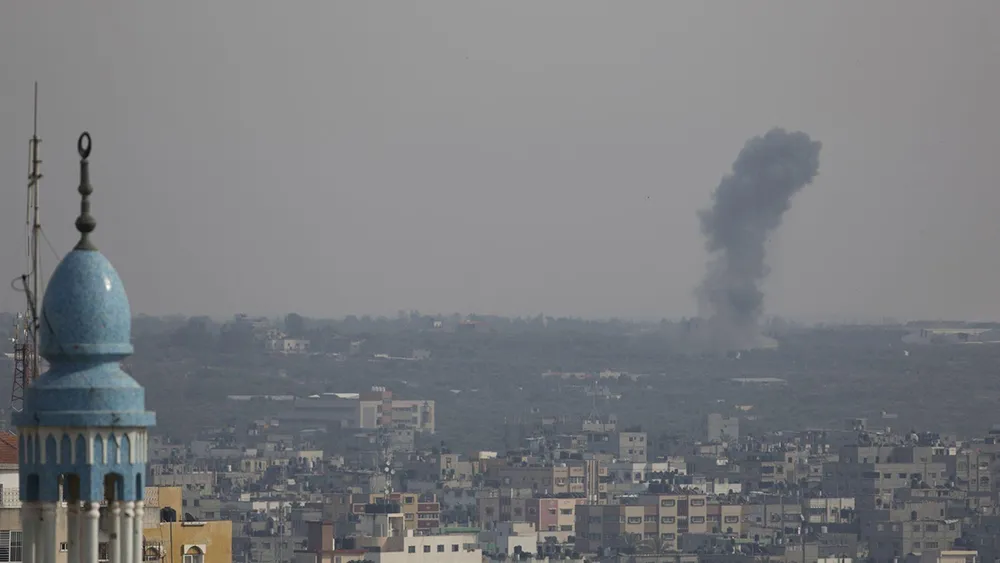 Khói bốc lên từ không kích của Israel xuống TP Rafah phía nam Dải Gaza ngày 5-5. Ảnh: GETTY IMAGES