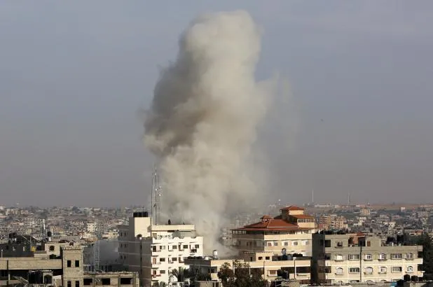 Khói bốc lên từ một trận không kích của Israel xuống Dải Gaza ngày 5-5. Ảnh: AP