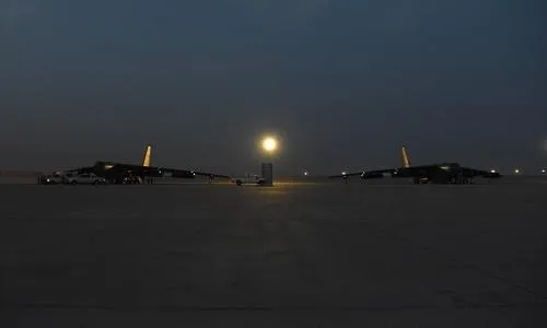 Hai chiếc máy bay ném bom Boeing B-52 Stratofortress đã hạ cánh trên đường băng căn cứ không quân Al Udeid ở Qatar ngày 8-5. Ảnh: US AIR FORCE