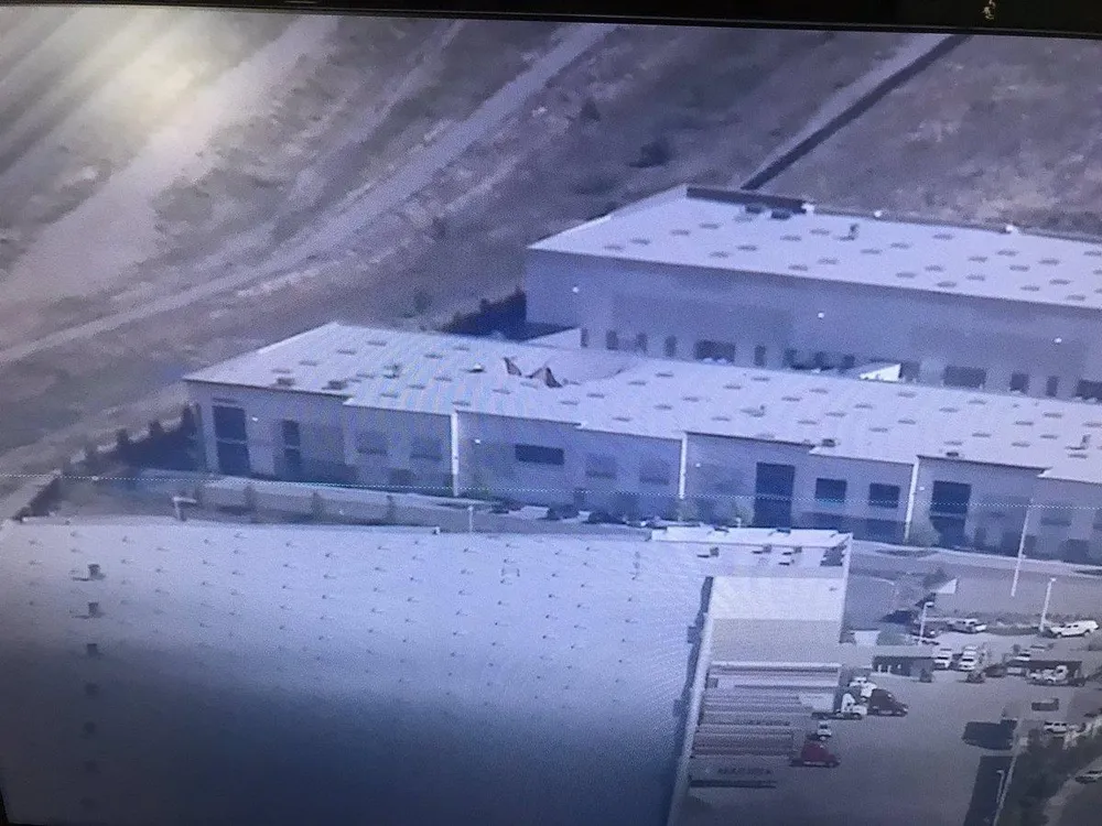 Một nhà kho (giữa) tại căn cứ lực lượng dự bị không quân March ở hạt Riverside, bang California (Mỹ) bị một chiếc F-16 đâm xuống. Ảnh: TWITTER