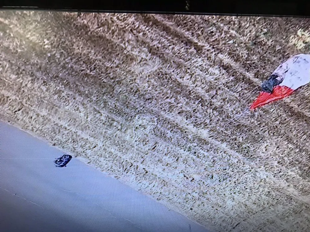 Phi công nhảy dù an toàn khỏi chiếc máy bay. Ảnh: TWITTER