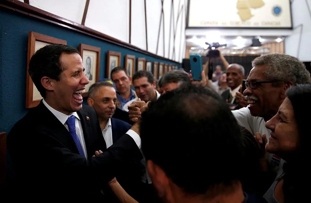 Lãnh đạo đối lập Juan Guaido gặp gỡ người ủng hộ tại Caracas (Venezuela) ngày 16-5. Ảnh: REUTERS