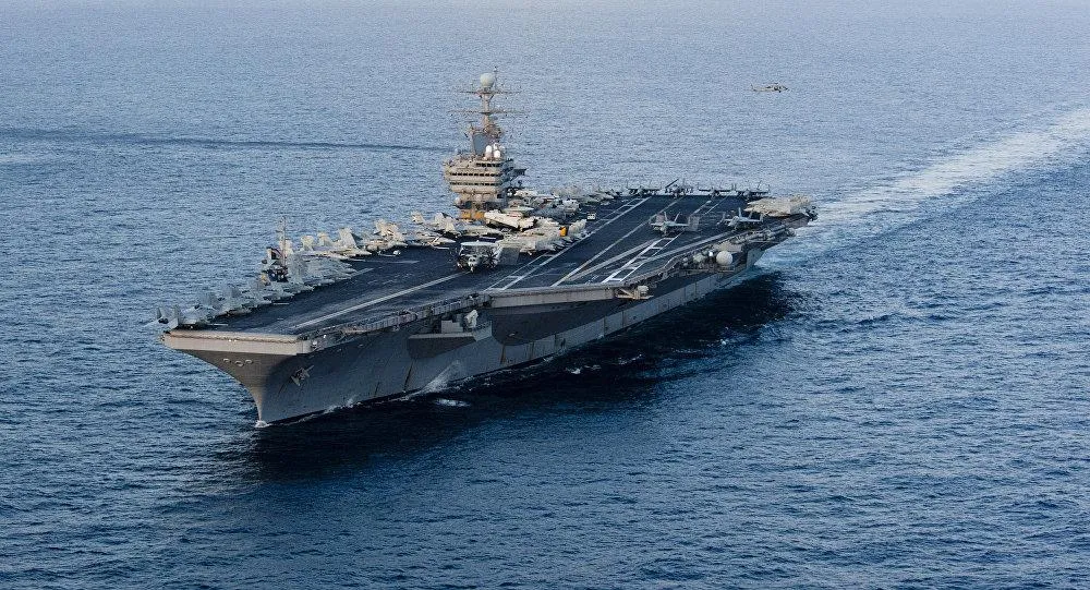 Tàu sân bay USS Abraham Lincoln của Mỹ trong một lần di chuyển trên biển Ả Rập. Ảnh: AFP