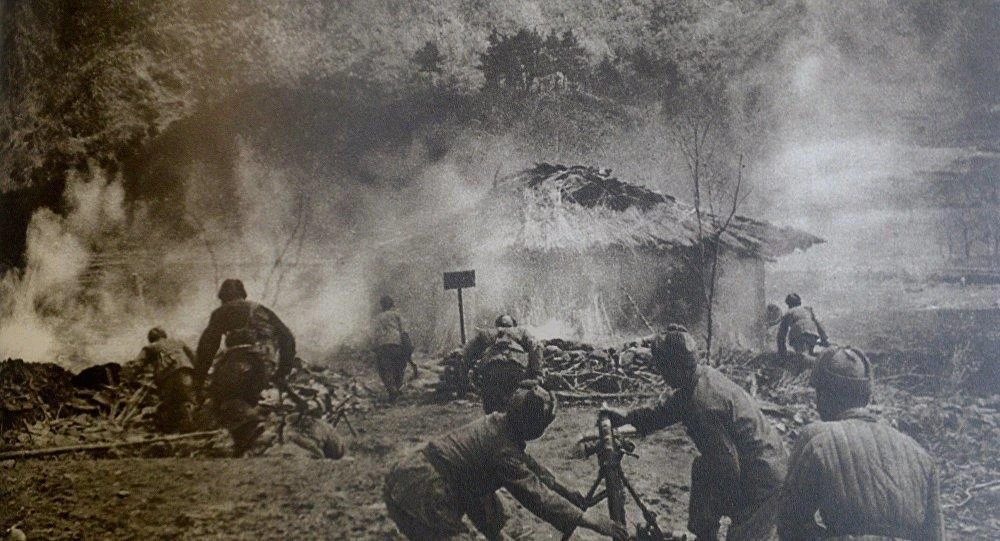 Binh sĩ quân đội Trung Quốc bắn pháo trong khi xâm nhập vĩ tuyến 38 trong cuộc tấn công năm mới, cảnh trong một bộ phim. Ảnh: FLICKR