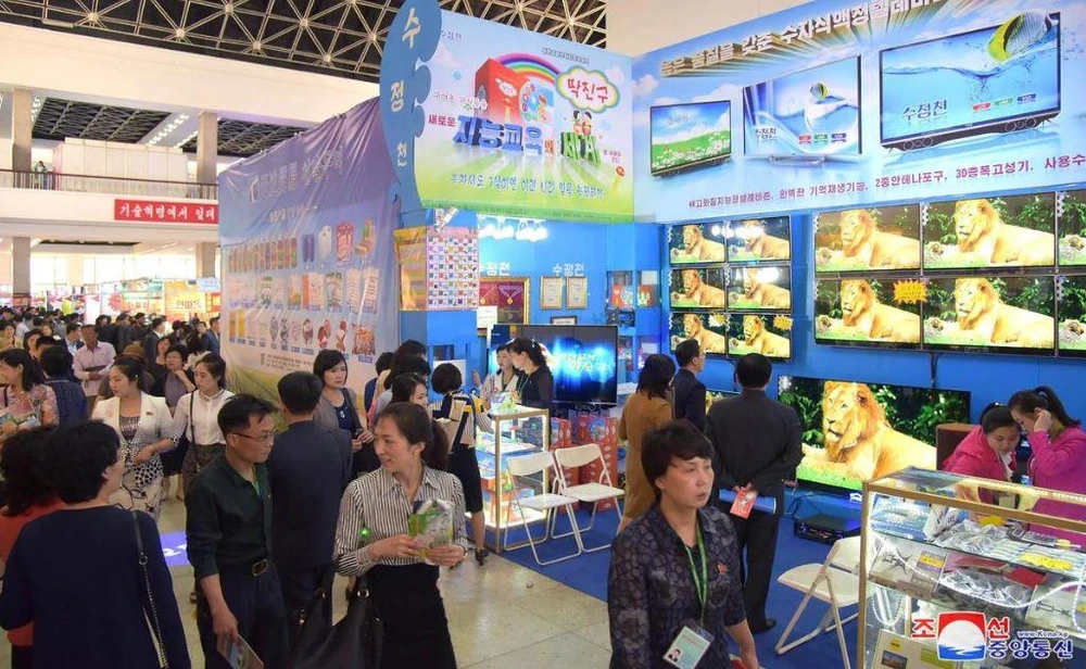 Mọi người tham gia Hội chợ Thương mại Quốc tế Mùa xuân Bình Nhưỡng lần thứ 22 khai mạc ngày 20-5 ở Bình Nhưỡng (Triều Tiên). Ảnh: KCNA