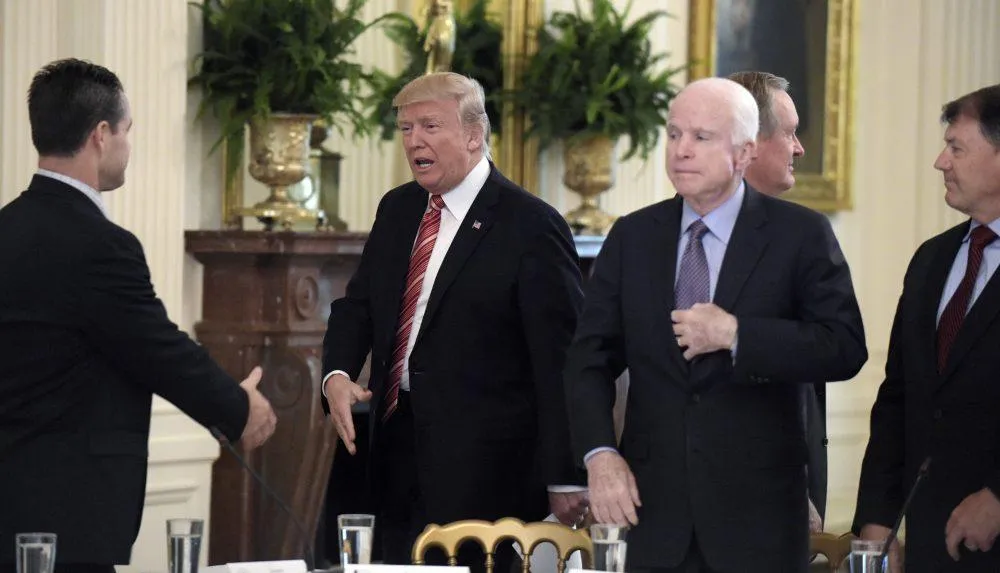 Tổng thống Mỹ Donald Trump (giữa, trái) và Thượng nghị sĩ Cộng hòa John McCain (giữa, phải) từng bất đồng và công kích nhau về nhiều vấn đề. Ảnh: WBUR