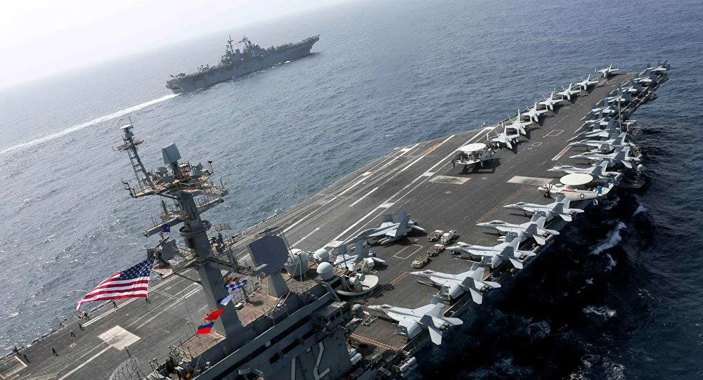 Tàu sân bay tấn công Mỹ USS Abraham Lincoln (phải) cùng tham gia tập trận với tàu đổ bộ USS Kearsarge (trái) tại Biển Ả Rập ngày 17-5. Ảnh: US NAVY
