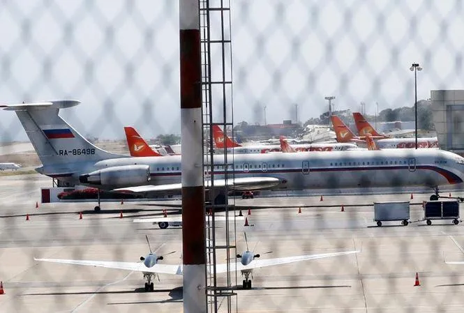 Một trong hai máy bay của Nga được cho đã chở binh sĩ và cố vấn quân sự Nga sang Venezuela hồi tháng 3, tại sân bay Simon Bolivar ở thủ đô Caracas (Venezuela) ngày 24-3. Ảnh: REUTERS 