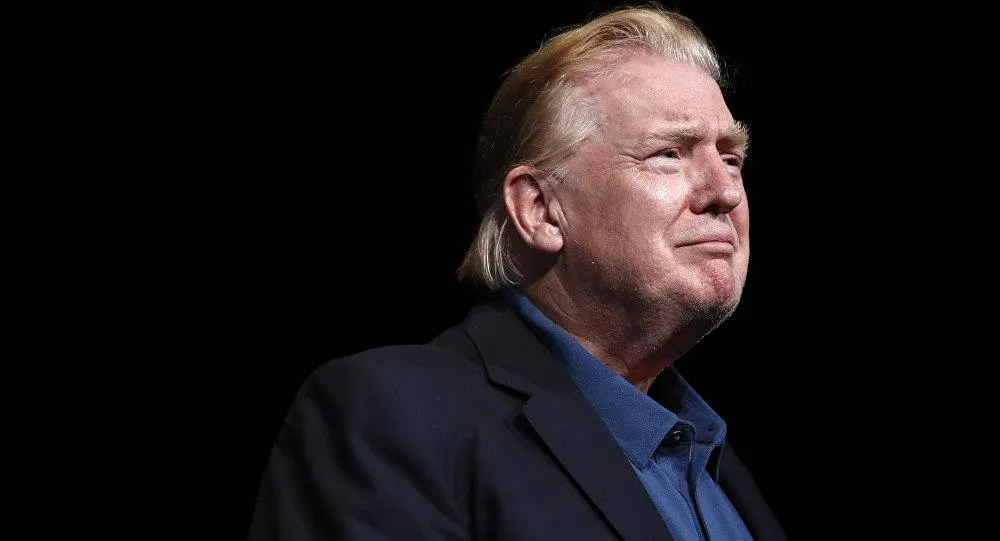 Ông Trump trong buổi lễ nhà thờ ở thị trấn Vienna, bang Virginia (Mỹ) ngày 2-6. Ảnh: AP