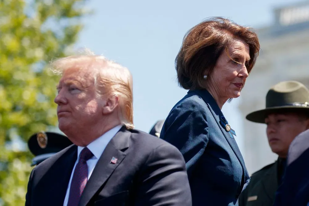 Bà Pelosi (phải) muốn ông Trump (trái) “vào tù”, nhưng không dễ. Ảnh: WASHINGTON POST