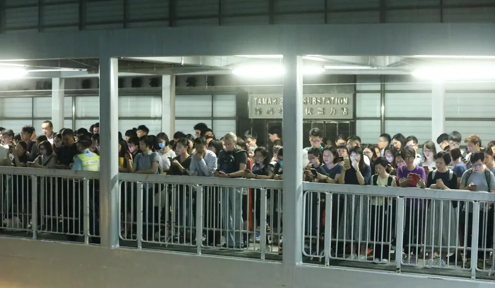 Người biểu tình đã tập trung bên ngoài trụ sở chính quyền Hong Kong đầu ngày 12-6. Ảnh: SCMP