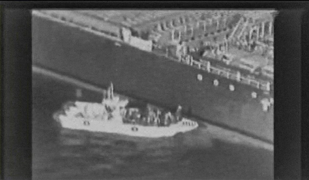 Hình ảnh từ video Bộ Quốc phòng Mỹ công bố cho thấy cảnh một tàu mà Mỹ cho là tàu tuần tra của hải quân Iran tiếp cận tàu dầu Kokuka Courageous - một trong các tàu dầu bị tấn công, và có hành động dỡ một quả mìn được buộc vào thân tàu này. Ảnh: US CENTRAL COMMAND