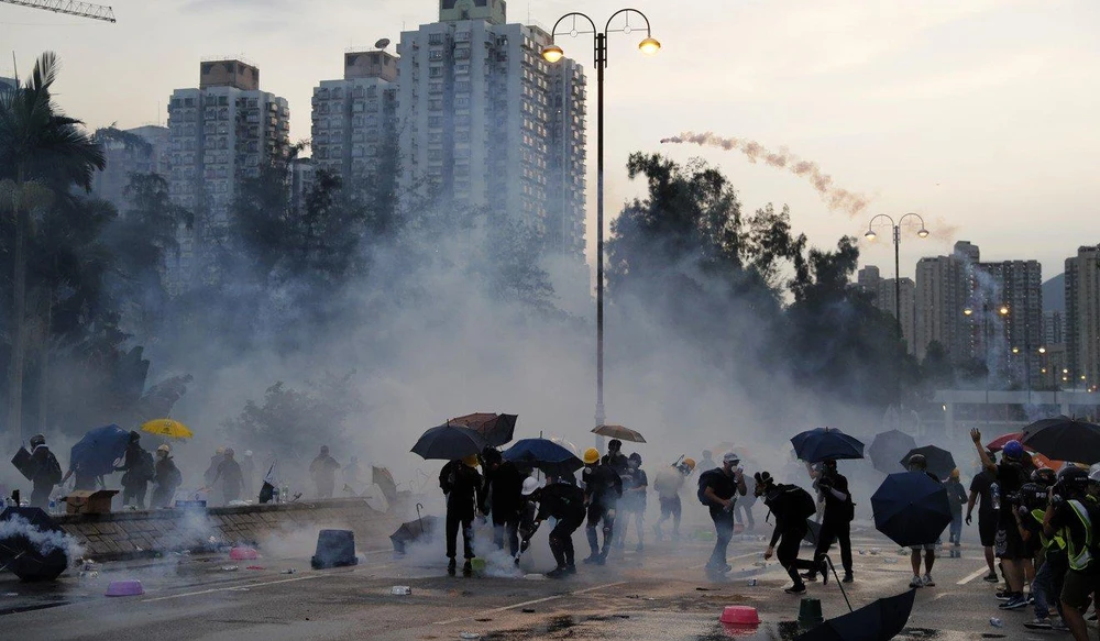 Trung Quốc cảnh báo người biểu tình Hong Kong không đi quá xa. Ảnh: AP