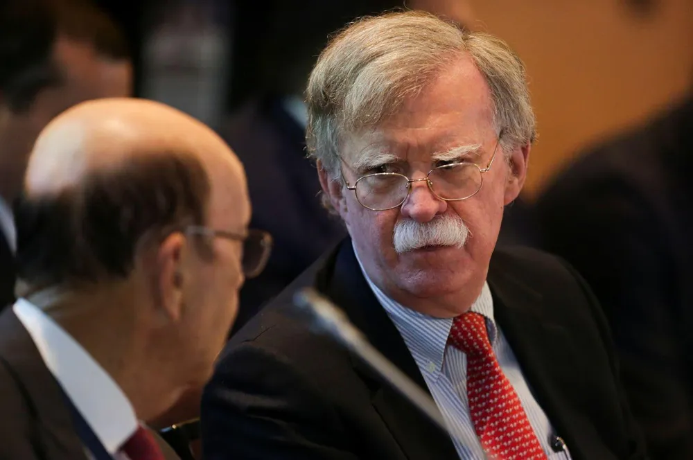 Cố vấn an ninh quốc gia John Bolton và Bộ trưởng Thương mại Mỹ Wilbur Ross tham dự một cuộc gặp về khủng hoảng chính trị Venezuela, tại Lima (Peru) ngày 6-8. Ảnh: REUTERS