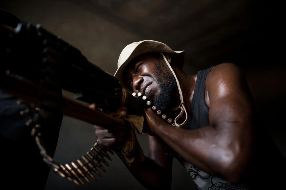 Một tay súng của lực lượng GNA nhắm bắn vào lực lượng LNA tại một khu vực giao chiến ở Tripoli. Ảnh: THX